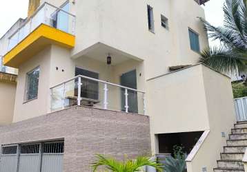 Casa triplex cobertura 4/4 quintal 2 vagas de garagem em condomínio tranquilo próximo ao farol de itapuã