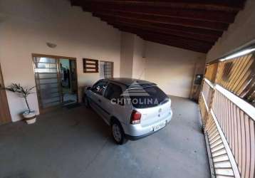 Casa padrão, esperando pela sua decoração!! com 2 dormitórios, sala, cozinha, 1 banheiro, área de serviço, quintal e 2 vagas de garagem.   agende uma