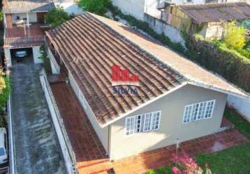 Casa com quintal e amplo terreno no bairro campo comprido.