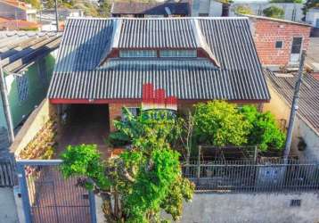 Casa com ático e amplo terreno na cidade industrial.