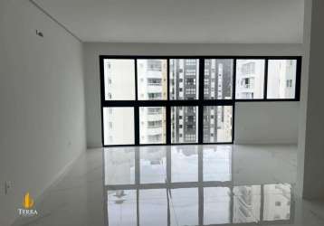 Apartamento a venda no edifício dresden residence localizado no centro em balneário camboriú.