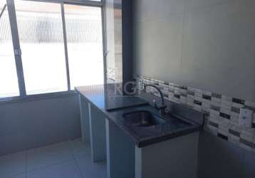 Excelente apartamento de um dormitório com 46 m² privativos, recentemente reformado, living para dois ambientes, cozinha com bancada, banheiro social com box de vidro, aquecedor de água para cozinha e