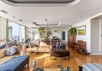 Apartamento semi mobiliado com 4 dormitórios e uma dependência. um clássico da arquitetura com mais de 200m2,  3 banheiros sendo dois deles com banheira, janelas amplas proporcionando muito luz natura