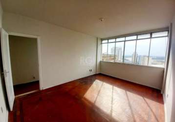 Amplo apartamento de com 88,10m², 2 (dois) dormitórios, no bairro centro em porto alegre.  2 banheiros. prédio com 3 elevadores e portaria 12hr e portaria virtual. para quem quer espaço, tranquilidade