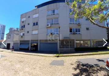 Apartamento de 3 dormitórios, sala de estar, área de circulação interna, copa cozinha, dois banheiro auxiliar e dependência de empregada.&lt;br&gt;referências: comércios, escola e hospital na redondez