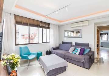 Apartamento impecável com living 2 ambientes em porcelanato, teto rebaixado em gesso, churrasqueira, cozinha mobiliada, área de serviço separada, 3 dormitórios sendo um suíte com closet e 2 vagas escr