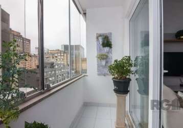 Apartamento 2 dormitórios com sacada fechada em vidro, e segunda porta de vidro entre a sacada e a sala garante ainda mais isolamento acústico.  andar alto com vista. permanecem no imóvel  3 aparelhos