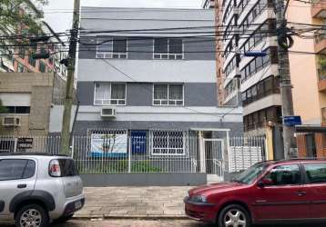 Ótimo apartamento 2 dormitórios no menino deus - imóvel totalmente reformado, entrar e morar. localizado no primeiro andar, um lance de escadas apenas. dois dormitórios ,sala, cozinha c/ área de servi