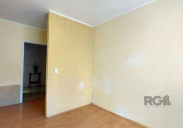 Apartamento térreo composto por 1 dormitório, sala de estar, banheiro,  cozinha e área com churrasqueira.&lt;br&gt;condomínio com ampla área verde, salão de festas, quadra de esportes, playground, zel