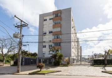 Oportunidade de apartamento com dois dormitórios com uma área social ampla e cozinha planejada com área de serviço em anexo. possui churrasqueira dentro do apartamento, banheiro social, espera para ar