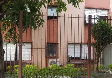 Apartamento com 1 dormitório no bairro santana, living para 2 ambientes, banheiro social, cozinha com área de serviço. em prédio pequeno com condomínio de baixo valor. ficam todos os móveis fixos no a