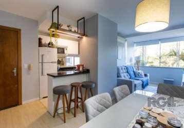 Lindo apartamento com living estendido, cozinha americana com churrasqueira, banheiro social e área de serviço integrada, com dois dormitorios.&lt;br&gt;todo reformado, impecavel.&lt;br&gt; conta com 