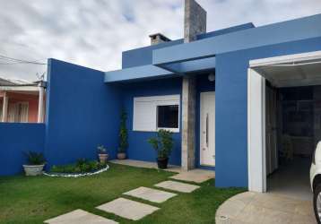 Casa com excelente padrão construtivo, 170m², sendo 3 dormitórios, 01 suite, 2 banheiros, sala de estar espaçosa, cozinha planejada, garagem para dois carros com churrasqueira, pátio aos fundos com es