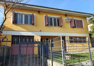 Casa à venda no centro de guaíba, com 4 quartos, sendo 1 suíte, e 4 banheiros sociais. possui área privativa de 259m² e área total de 480m². com alarme no imóvel, churrasqueira, lareira, lavabo e jane