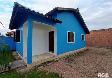 Casa de esquina com 2 dormitorios, sala cozinha, banheiro, churraqueira, acabamento em ceramica tipo 1, e aberturas em madeira nobre. pronta para morar e aceita financiamento