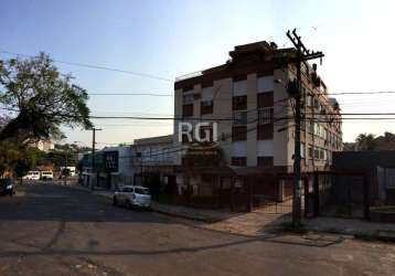 Lindo apartamento, todo reformado, com 2 dormitórios com vaga de garagem locada pelo condomínio, sala, cozinha, banheiro e área de serviço, de frente, ensolarado , 2 lances de escada, a menos de 200 m