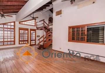 Imobiliária orientta aluga belíssima casa medindo 307 m² de área construída, composta de :&lt;br&gt;no pavimento térreo, living três ambientes, lavabo, escritório, duas suites com banheira de hidromas