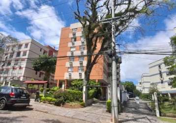 Apartamento com 3 dormitórios no bairro tristeza, zona sul de porto alegre. possui 1 suíte, amplo living para 2 ambientes, sacada integrada com churrasqueira e pia, cozinha montada e banheiros com box