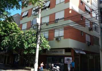 Ótimo e amplo apartamento no moinhos de vento, próximo da rua cel. bordini, fundos, desocupado, com 87m² privativos, de 2 dormitórios e vaga. possui sala ampla para 2 ambientes, lavabo, 2 dormitórios,