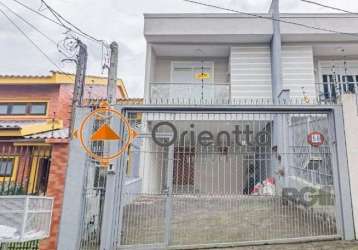 Imobiliária orientta aluga casa em alvenaria, 2 pavimentos, 3 dormitórios, sendo 1 suite, dormitório casal com sacada, cama de casal, armários sob medida, ar condicionado split, 1 banheiros sociais, 1