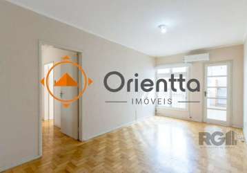 Imobiliária orientta aluga apartamento ,3 dormitórios, originalmente 2 dormitórios com dependência de empregada, sacada fechada, peças amplas, apto tradicional, garagem, edifício pequeno com circuito 