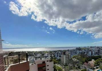 Cobertura com   maravilhosa vista para o guaíba &lt;br&gt;310 m2, com 3 dormitórios, sendo uma  suíte na correa lima  715, quartos com sacada, 3 vagas com armário na garagem, 4 banheiros mais lavabo, 