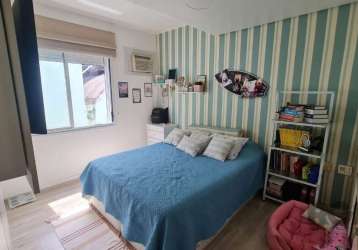 Apartamento a venda de 2 dormitórios, no bairro floresta, living dois ambientes, reformado, semi mobiliado, ficam os móveis sob medida, banheiro reformado, hidráulica e elátrica novas, apenas dois lan