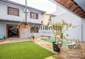 Imobiliária orientta aluga casa com 5 dormitórios, garagem para 6 carros, sendo 2 com vaga coberta. área externa em frente e nos fundos, piscina aquecida e salão de festas com churrasqueira e dependên