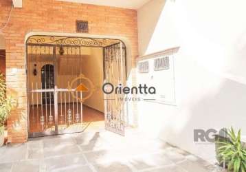 Imobiliária orientta aluga casa casa residencial com vagas para 02 carros. no 1° andar: piso porcelanato, com 3 dormitórios, sendo um com suíte, 2 dormitórios com roupeiros, banheiro social com box, l