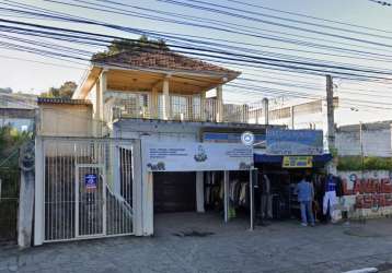 Casa bem localizada na av. nonoai  com 03 dormitorios(sendo 01 suite), sala estar ampla com varanda na parte da frente, sala de jantar, lavabo, banheiro suite com hidro, banheiro social, cozinha nem a