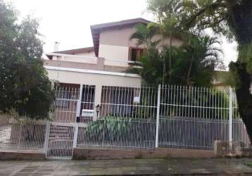 Casa à venda no bairro sarandí, porto alegre, com 3 dormitórios, oferece um amplo living para 3 ambientes, uma suíte de 40m², cozinha espaçosa, lavanderia, despensa, além de uma peça extra nos fundos.