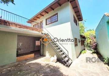 Imobliária orientta aluga excelente casa com varanda, três dormitórios, sala, cozinha, banheiro, área de serviço, terraço e salão de festas com churrasqueira e banheiro. casa possui garagem coberta e 