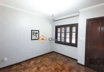 Imobiliária orientta aluga excelente casa com 4 dormitórios sendo 1 suíte, 3 banheiros, living para 2 ambientes, corredor amplo, cozinha com armários, churrasqueira. aberturas em madeira em ótimo esta