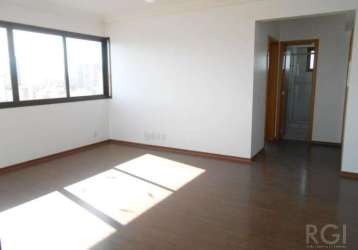 Apartamento 2 dormitórios, uma suite ,  bairro  petrópolis porto alegre&lt;br&gt;sendo 1 suíte, andar alto, living 2 ambientes, sacada com churrasqueira, banheiro social, copa/cozinha, área de serviço