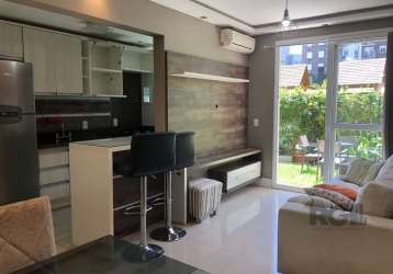 Lindo apartamento  semi mobiliado com pátio. &lt;br&gt;2 dormitórios (1 suíte), com mais 1 banheiro social e 1 vaga de garagem escriturada. ele ainda possui um pátio, churrasqueira, gás central e móve