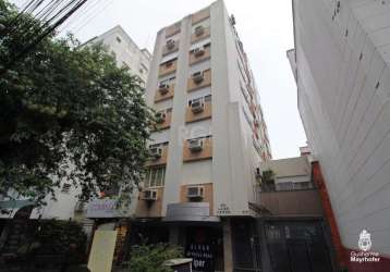 No bairro moinhos de vento, apartamento de três dormitórios, transformados em quatro, um deles suíte e uma vaga na garagem. &lt;br&gt;living para dois ambientes com piso em tabuão, copa, cozinha semim