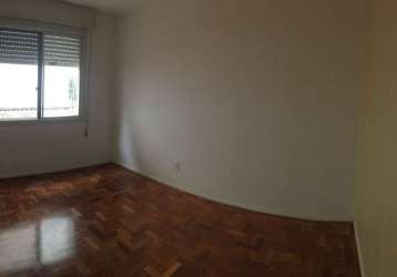 Apartamento de 02 dormitórios, com uma vaga de garagem coberta  no bairro mont serrat. imóvel com 75m² de área privativa, cozinha montada, banheiro social com box e área de serviço. piso parquet,   or