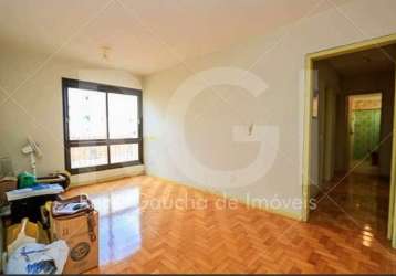 Vende  apartamento com 02 dormitórios, de 73 m² de área privativa. living com 2 ambientes todo em piso parquet, cozinha, banheiro, dependência de empregada completa,   maravilhosa iluminação solar (so