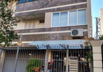 Impecável  apartamento no jardim botânico de 2 quartos com dependência transformada em close e banheiro auxiliar,   banheiro social c/ iluminação direta, amplo living para 2 ambientes com sacadão, coz