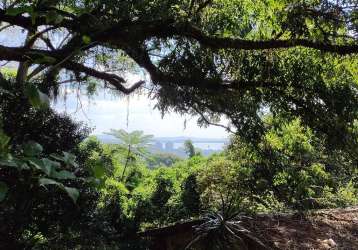 Ótimo e amplo terreno no bairro nonoai, medindo 9 x 88m (total 792m²), com sobrado de alvenaria construído, de 2 dormitórios. possibilidade de construção. e ainda conta com uma linda vista do rio guaí