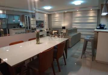 Lindo apartamento de 3 dormitórios, transformado em 2 com living estendido, todo mobiliado. &lt;br&gt;o apartamento possui 1 suíte, com mais 1 banheiro social, piso porcelanato de alto padrão e armári