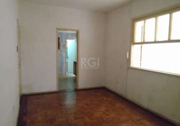 Apartamento no centro de porto alegre com 03 dormitórios, em excelente localização, possui living para dois ambientes, cozinha espaçosa, banheiro auxiliar, pátio, churrasqueira, despensa. piso em parq