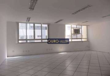 Conjunto comercial com 615m²