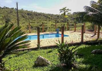 Sitio com piscina e pomar