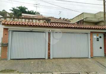 Casa com 3 dormitórios, sendo 02 no nível da rua e 1 no andar superior