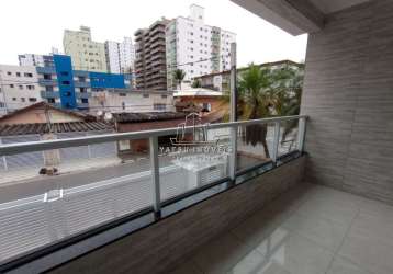 Primeira casa do condomínio na vila tupi, praia grande/sp com incríveis 67m² de área útil, com 02 quartos, sacada, 01 vaga de garagem.