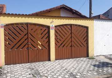 Casa 3 dormitórios e com piscina à 150 metros da praia