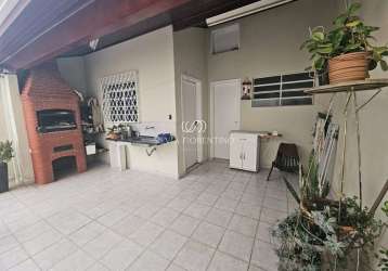 Casa para venda em centro de 228.00m² com 4 quartos, 3 suites e 2 garagens