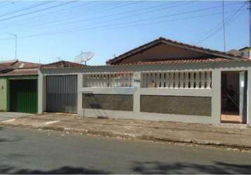 Casa para venda em aterrado de 135.92m² com 3 quartos e 3 garagens