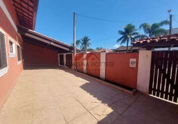 Casa para venda em centro de 162.00m² com 3 quartos, 1 suite e 5 garagens